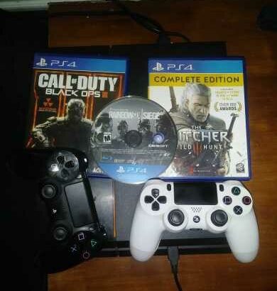 ps4 3 games and two controllers