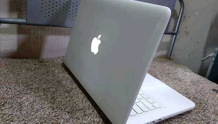 apple laptop