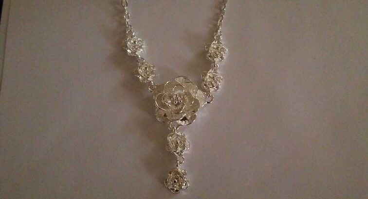 SILVERSTONE ROSE BUD NECKLACE