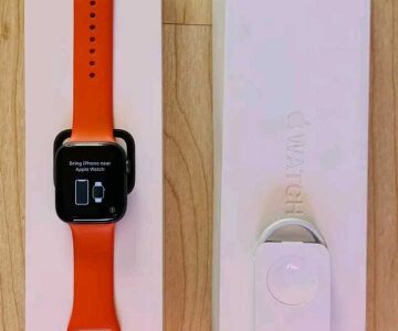 Apple Watch Series 4 44 mm Space Grey Aluminum Case Orange Sport Band Boxed