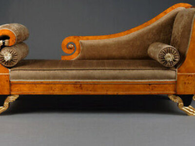 Empire Schwanen Carved Chaise Longue in an antique