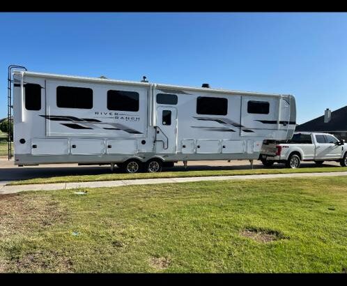 Palomino Fifth Wheel RV River Ranch trailer